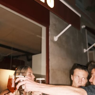 Clientes brindando en la barra de POYO.