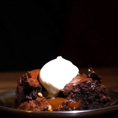 Postre de POYO servido en plato, con crema por encima.