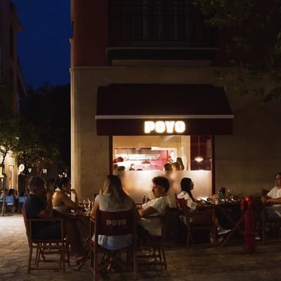 Terraza de POYO en Palma de Mallorca por la noche.